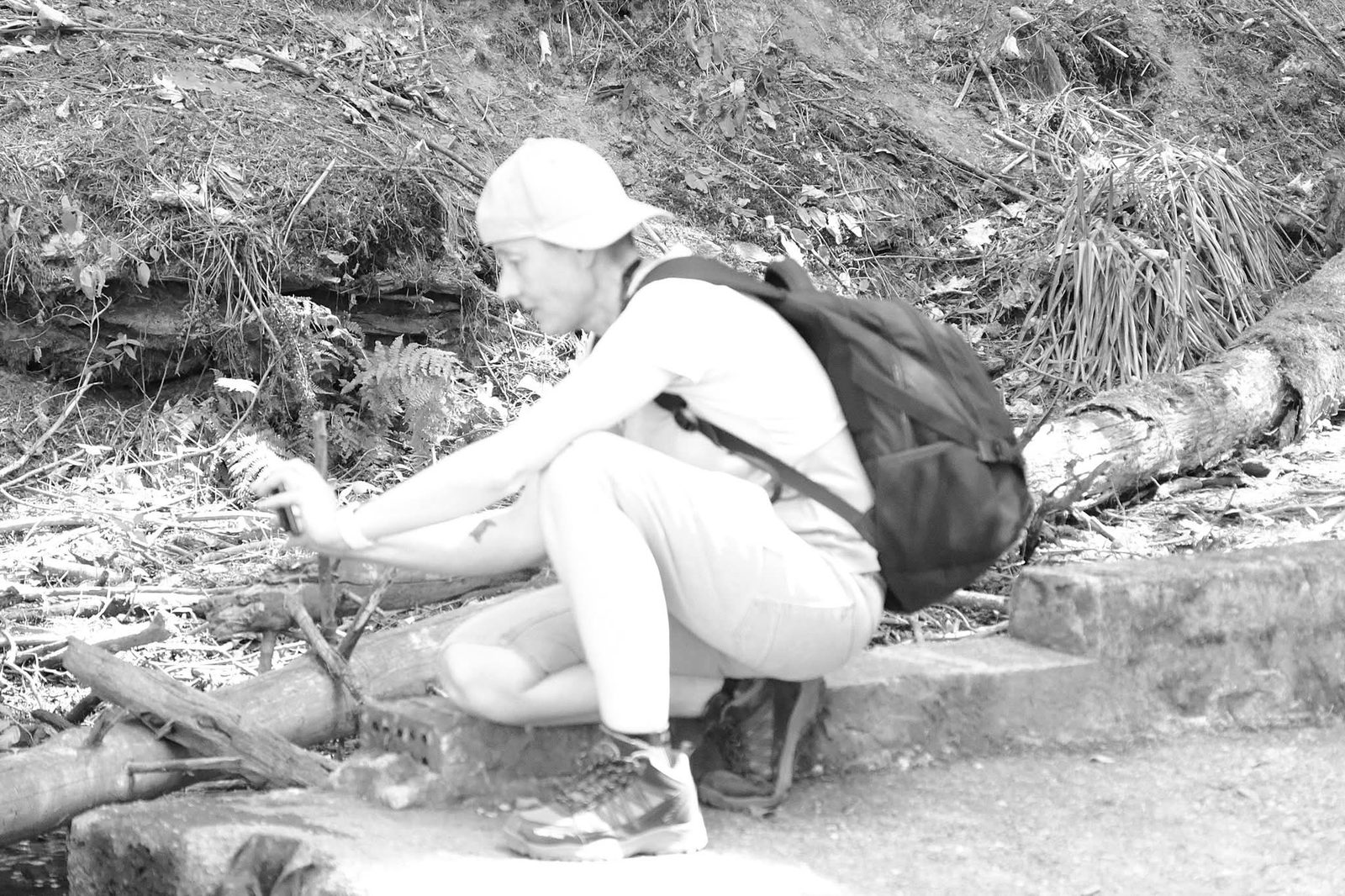 Séance photo au bord d'un ruisseau, appareil en main