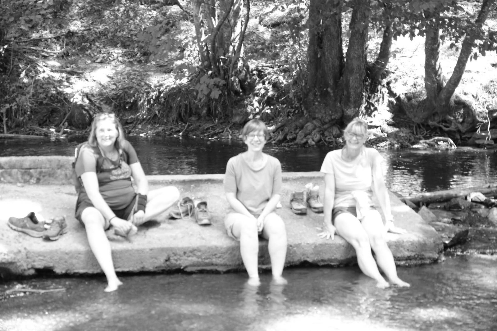 Pause conviviale, les pieds dans le ruisseau